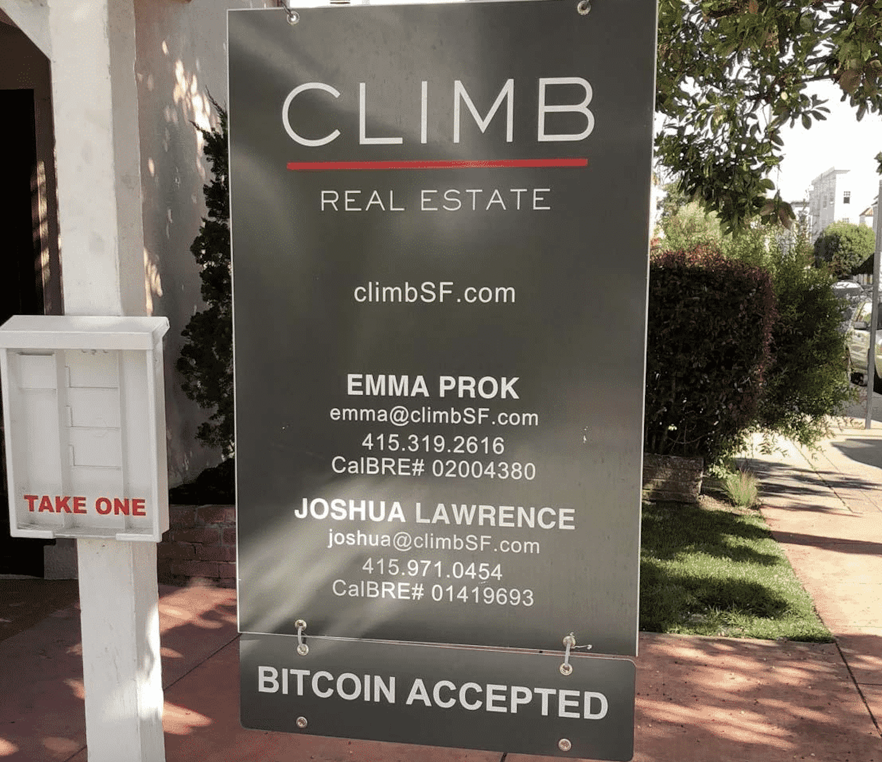 advertising-blockchain-technology-like-Bitcoin-on-a-yard-sign.png